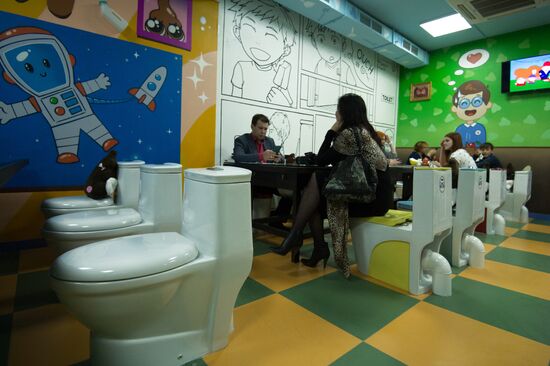Crazy Toilet cafe opens in Moscow