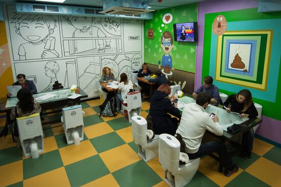 Crazy Toilet cafe opens in Moscow