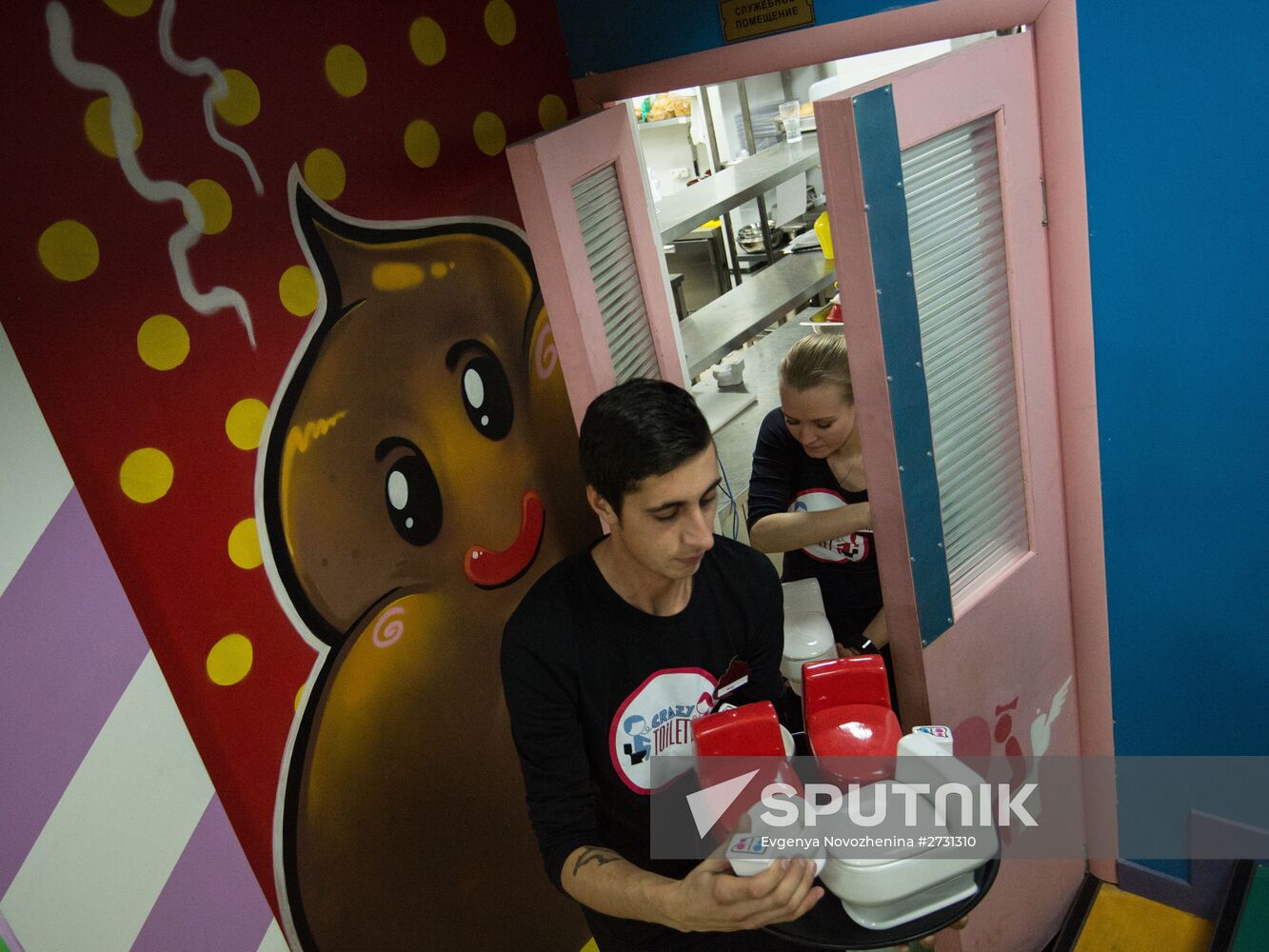 Crazy Toilet cafe opens in Moscow
