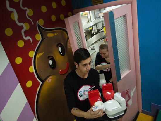 Crazy Toilet cafe opens in Moscow