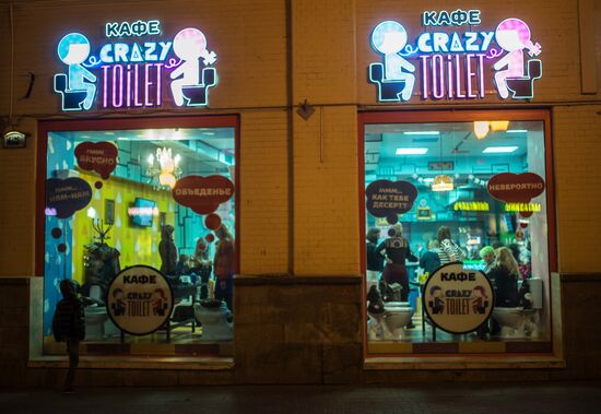 Crazy Toilet cafe opens in Moscow