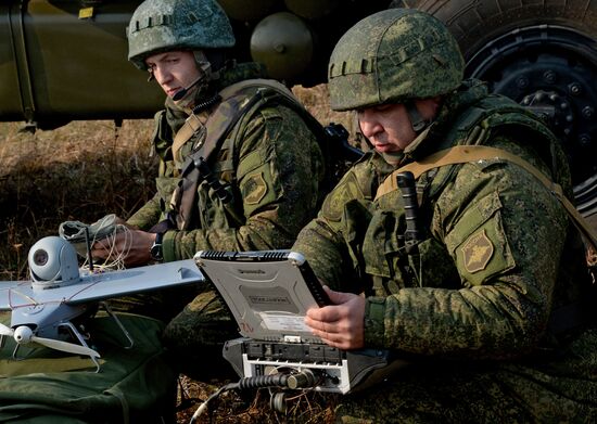 Combined tactical artillery and reconnaissance units exercise