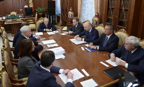 President Vladimir Putin holds expert meeting on economic issues