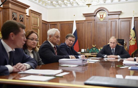 President Vladimir Putin holds expert meeting on economic issues