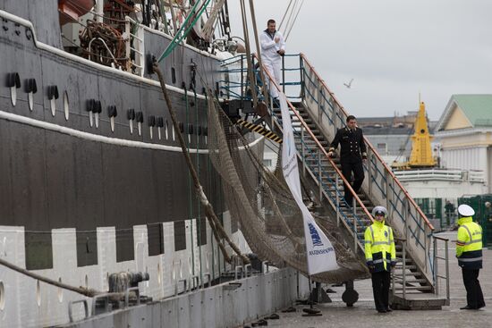Krusenstern training ship arrives in St. Petersburg port