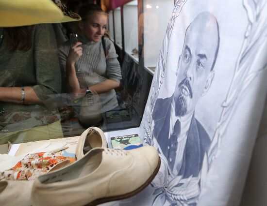 Exhibition "100 Years of Fashion in Russia: 1915-2015. Pieces from Alexander Vasilyev's Collection"