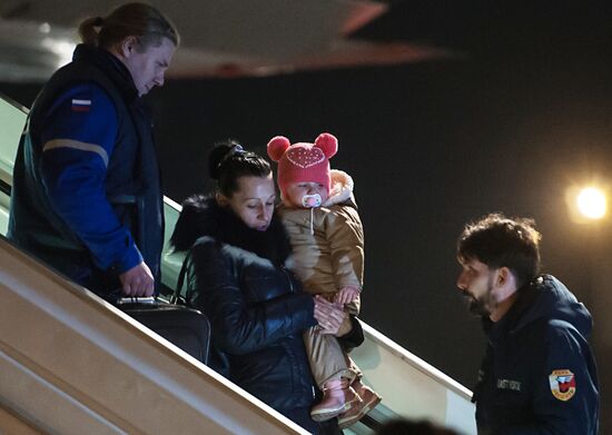 Emergencies Ministry aircraft delivers seriously ill children from Donetsk and Lugansk regions to Moscow