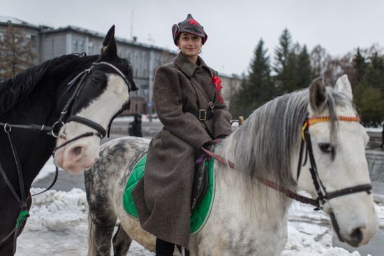 Marches and rallies mark 98th anniversary of October Revolution