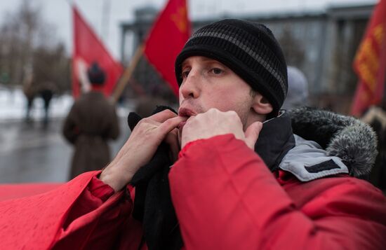 Marches and rallies mark 98th anniversary of October Revolution