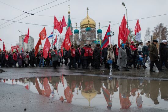 Marches and rallies mark 98th anniversary of October Revolution