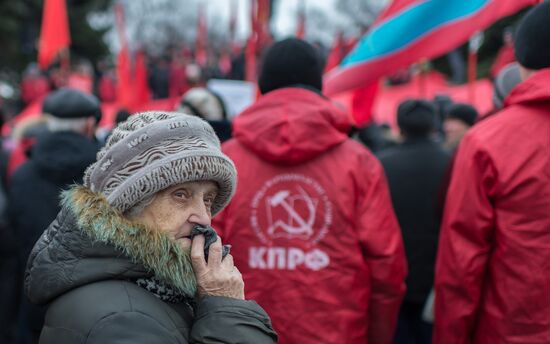 Marches and rallies mark 98th anniversary of October Revolution