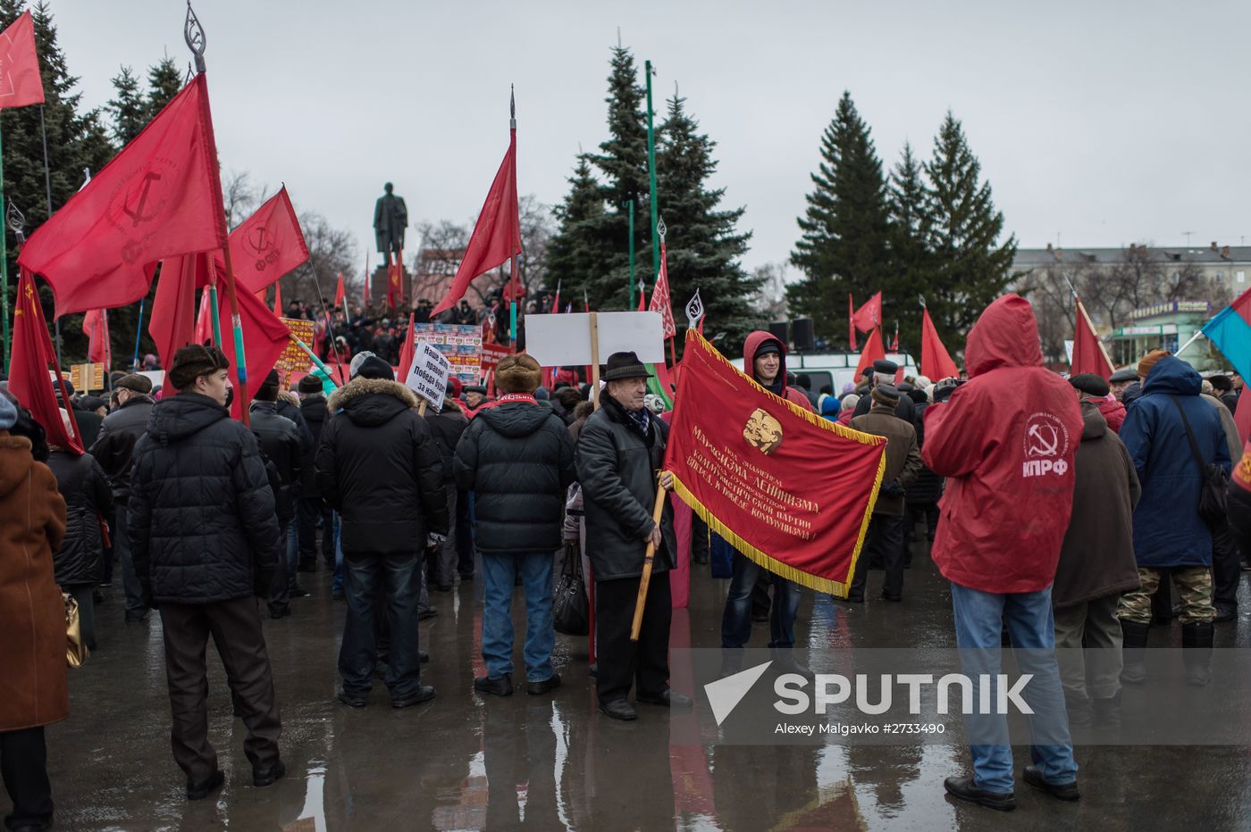 Marches and rallies mark 98th anniversary of October Revolution