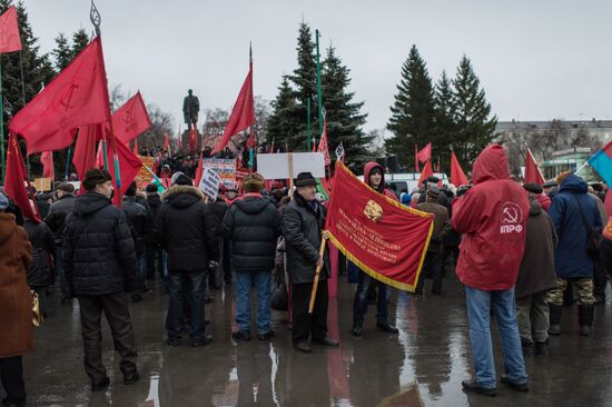 Marches and rallies mark 98th anniversary of October Revolution