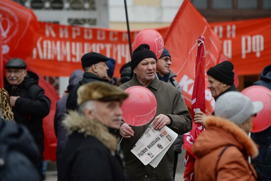 Marches and rallies mark 98th anniversary of October Revolution