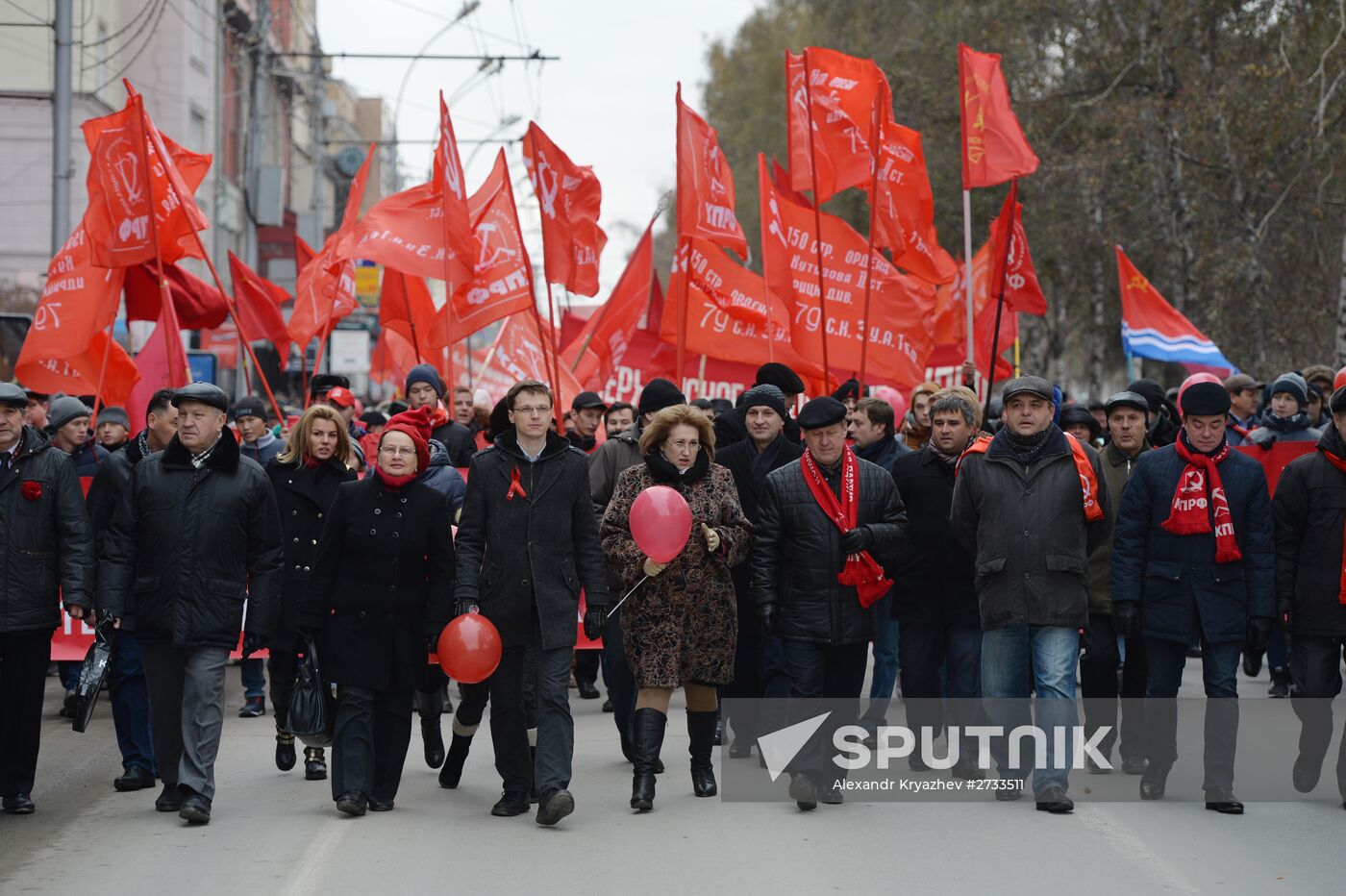 Marches and rallies mark 98th anniversary of October Revolution