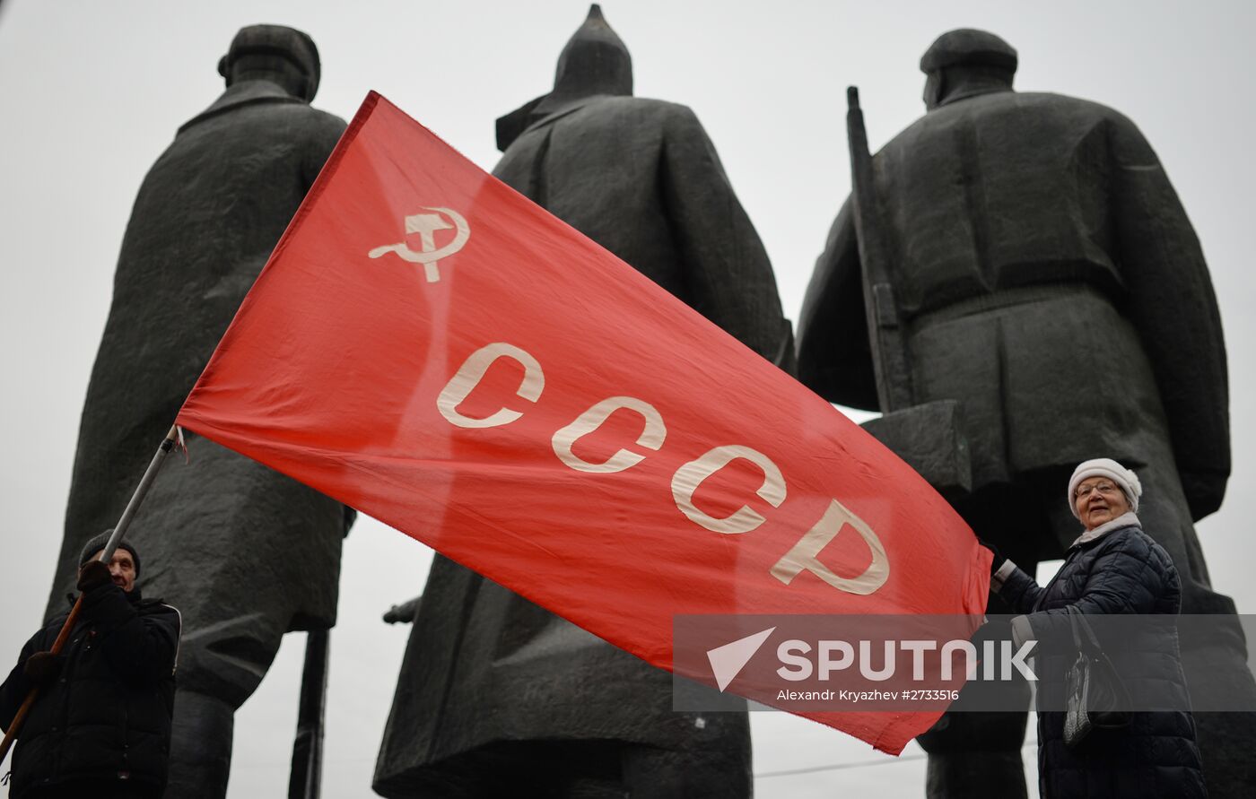 Marches and rallies mark 98th anniversary of October Revolution