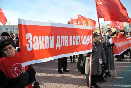 Marches and rallies mark 98th anniversary of October Revolution