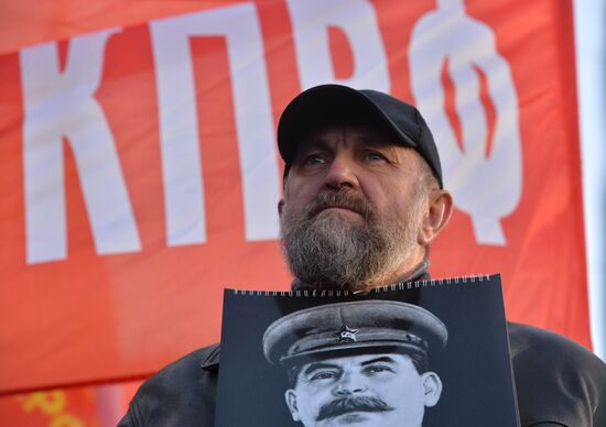 Marches and rallies mark 98th anniversary of October Revolution