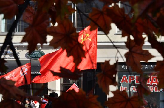 March and rally mark 98th anniversary of October Revolution