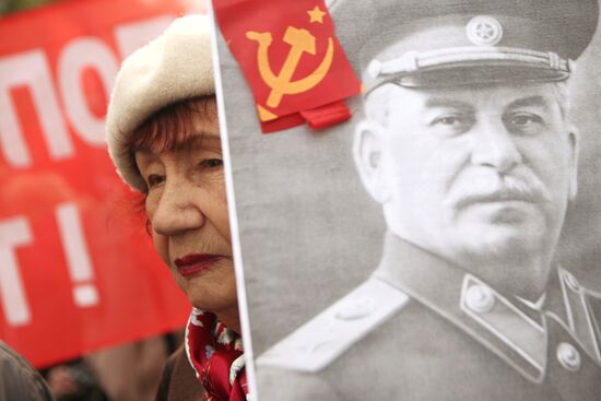 Marches and rallies mark 98th anniversary of October Revolution