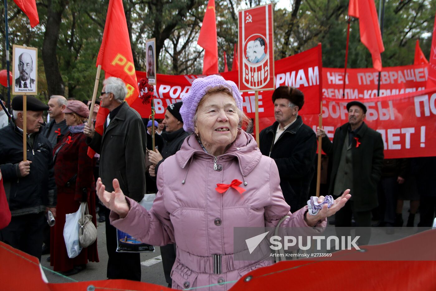 Marches and rallies mark 98th anniversary of October Revolution