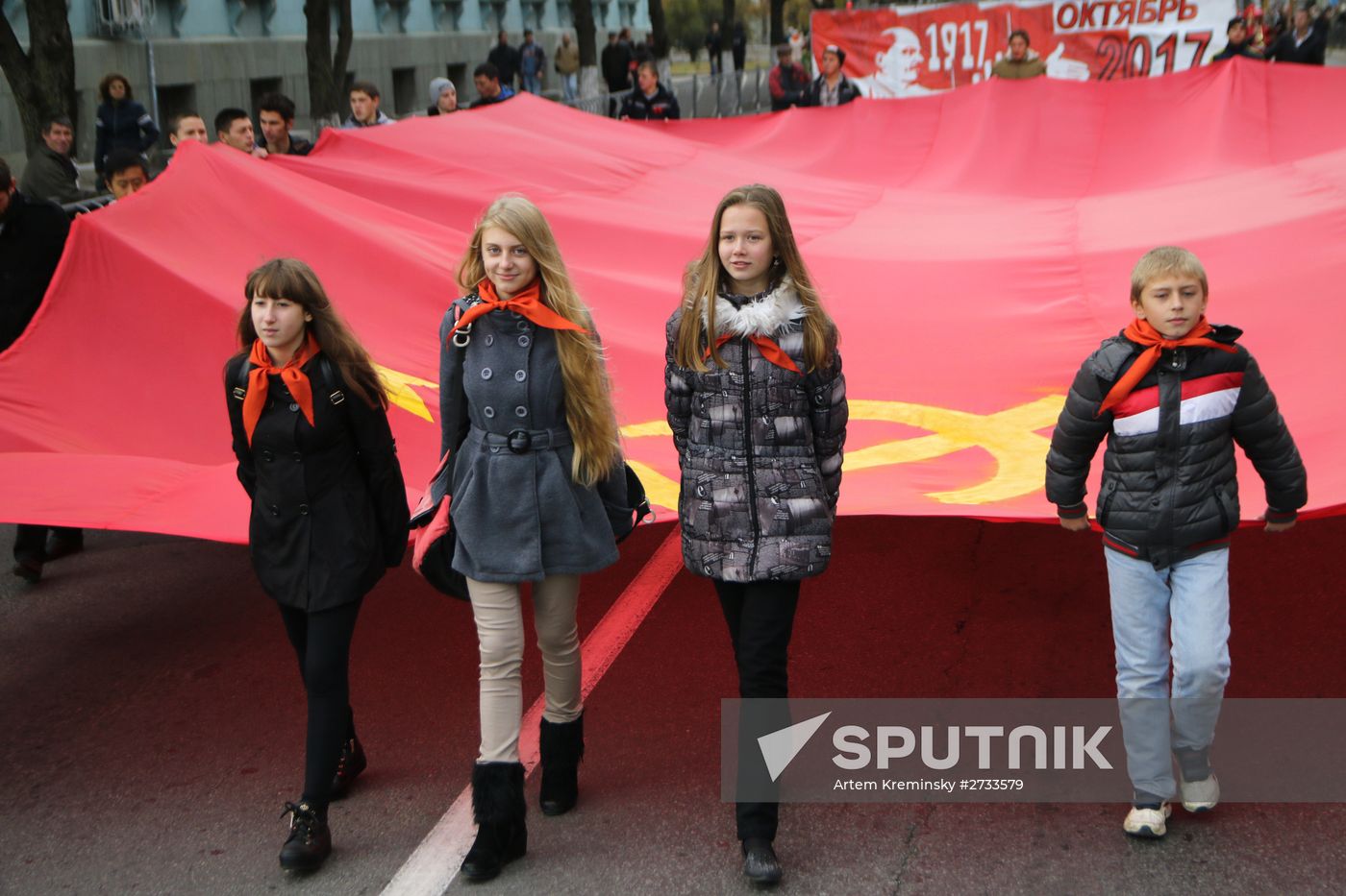 Marches and rallies mark 98th anniversary of October Revolution