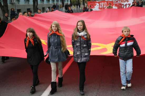 Marches and rallies mark 98th anniversary of October Revolution