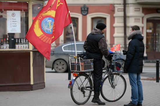 Marches and rallies mark 98th anniversary of October Revolution