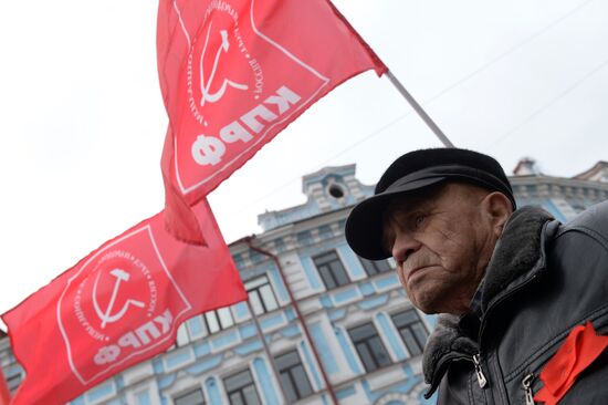 Marches and rallies mark 98th anniversary of October Revolution