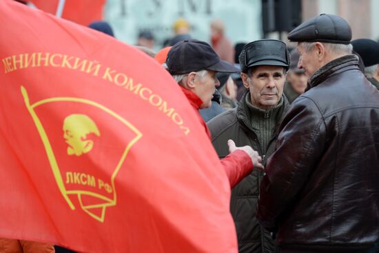Marches and rallies mark 98th anniversary of October Revolution