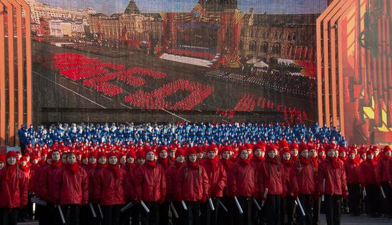 Ceremonial march commemorating legendary 1941 parade