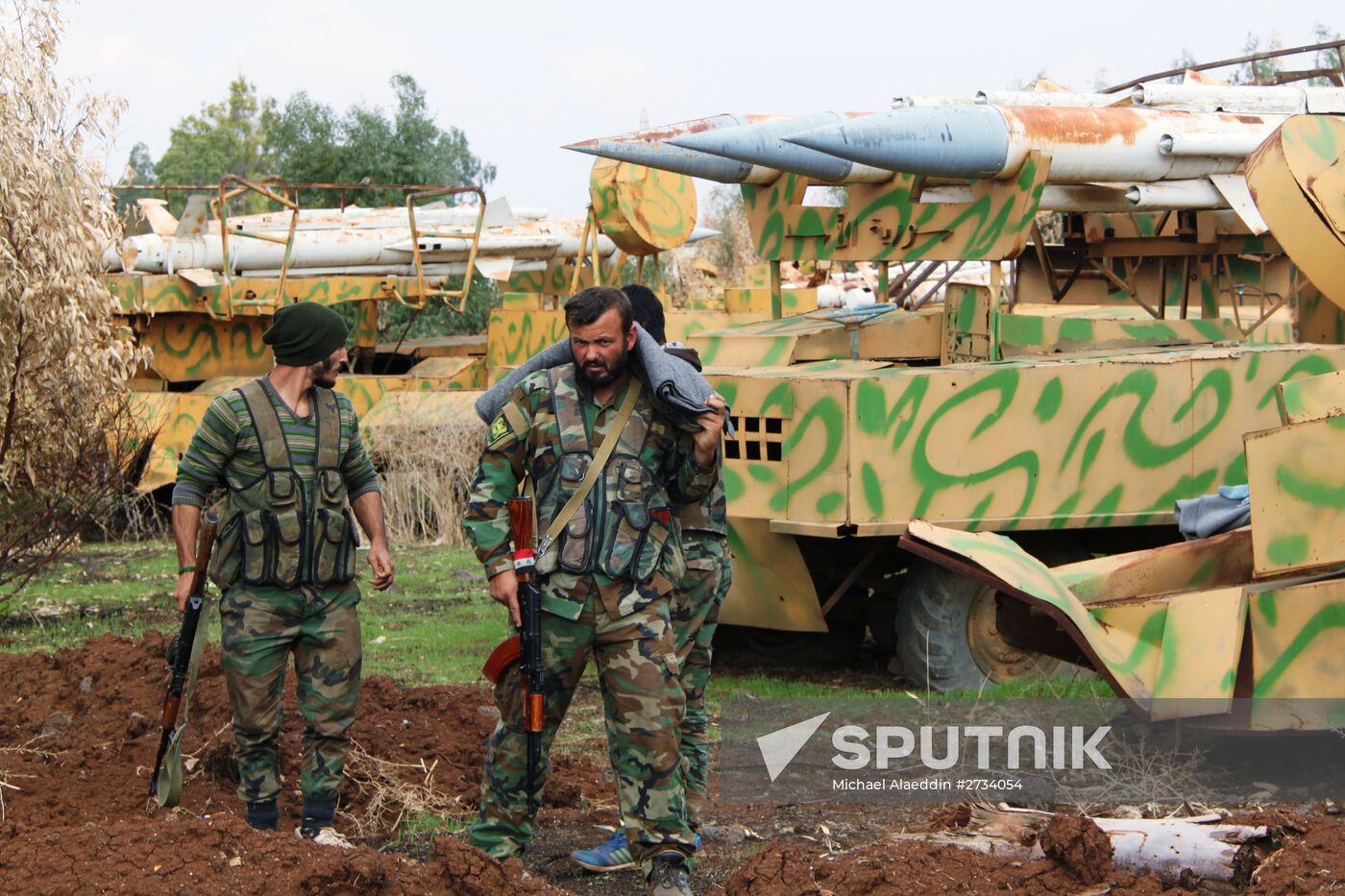 Syrian Army fighters in positions in Al-Shaykh Maskin