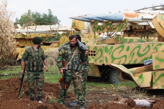 Syrian Army fighters in positions in Al-Shaykh Maskin