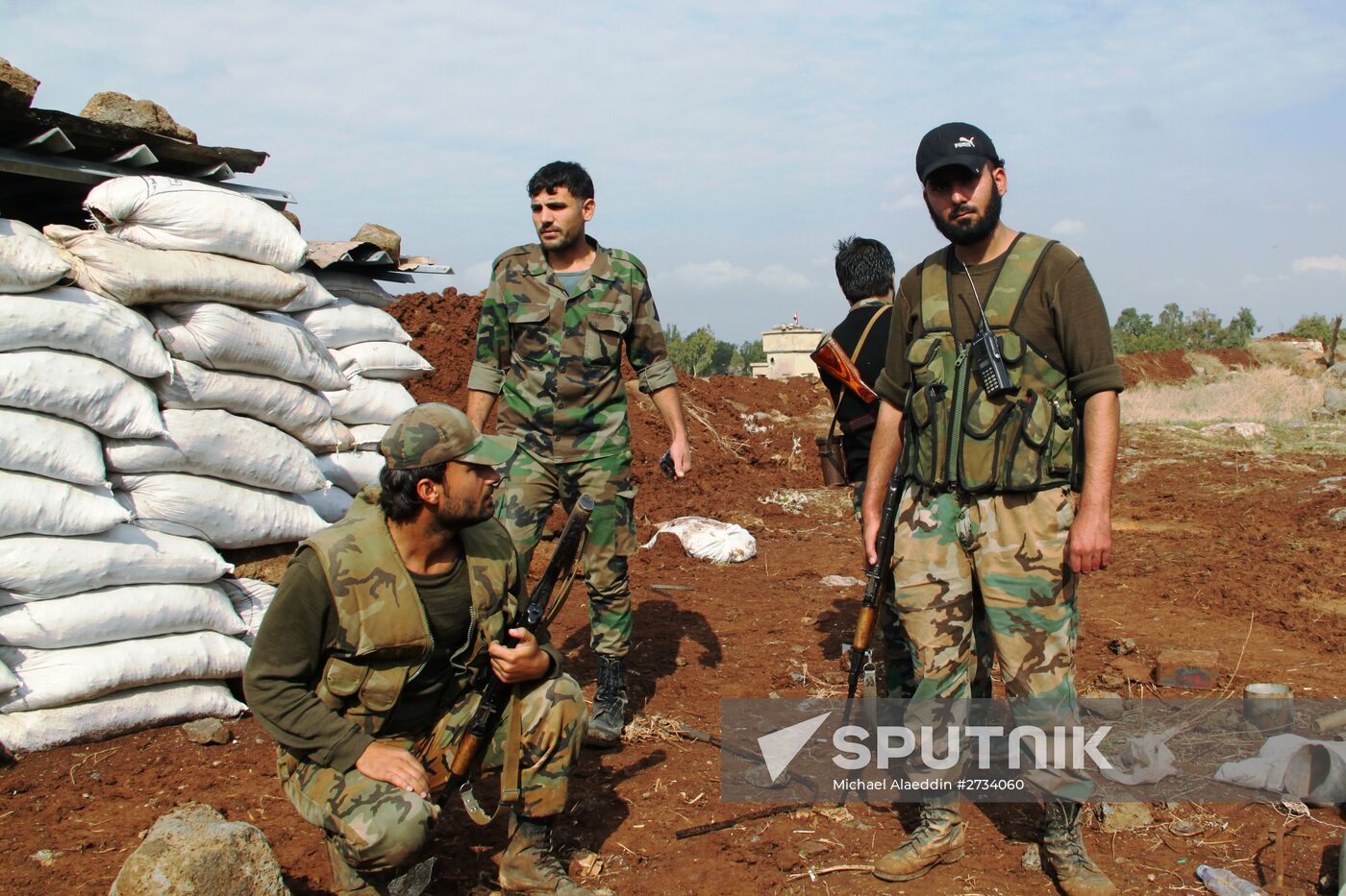 Syrian Army fighters in positions in Al-Shaykh Maskin