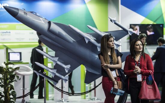 2015 Dubai Airshow. Day One