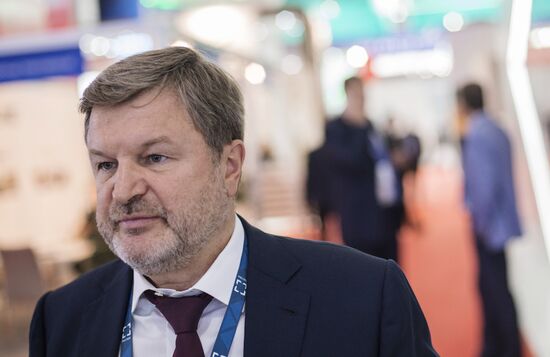 2015 Dubai Airshow. Day One