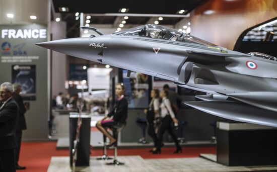 2015 Dubai Airshow. Day One