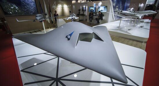 2015 Dubai Airshow. Day One