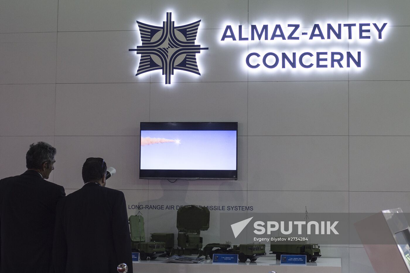 2015 Dubai Airshow. Day One