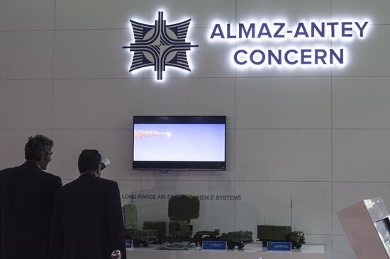 2015 Dubai Airshow. Day One