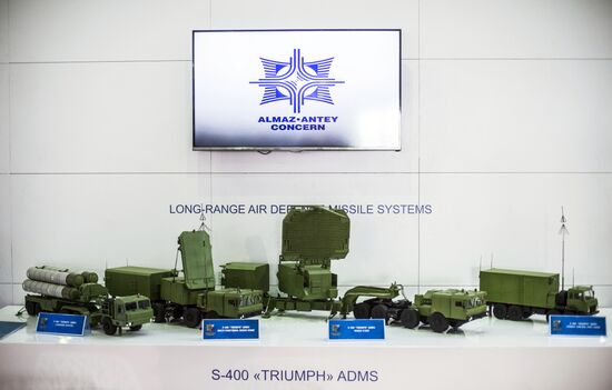 2015 Dubai Airshow. Day Two