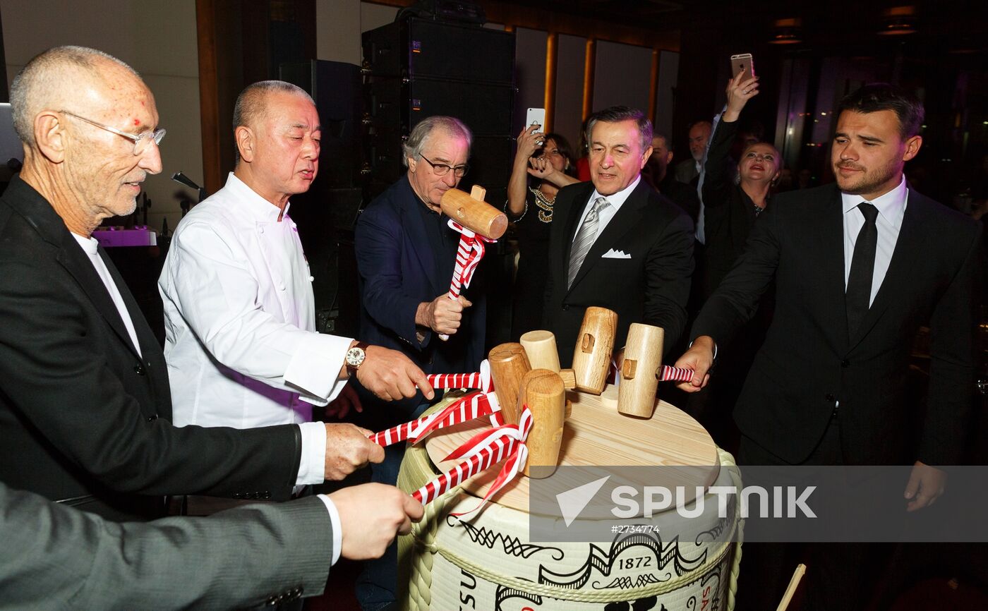 Robert De Niro visits Moscow, opens Nobu restaurant