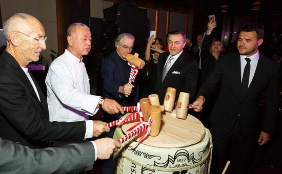 Robert De Niro visits Moscow, opens Nobu restaurant