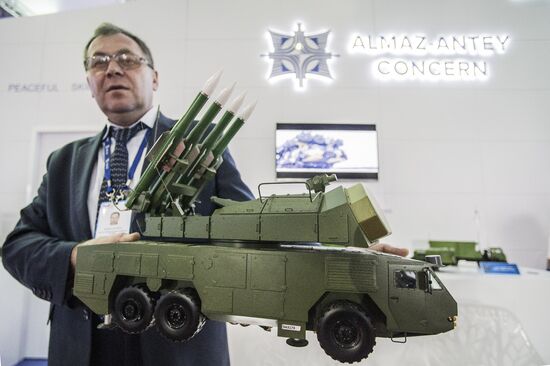 2015 Dubai Airshow. Day Two