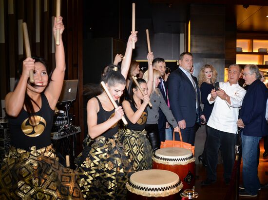 Robert De Niro visits Moscow, opens Nobu restaurant