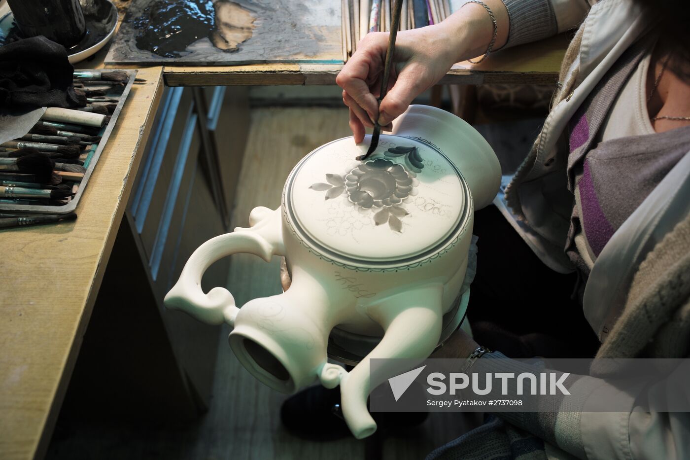 Ceramics production at Gzhel factory