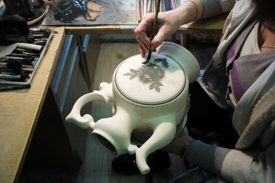 Ceramics production at Gzhel factory