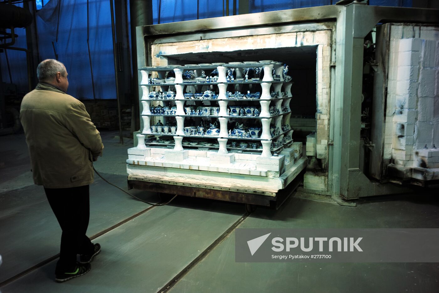 Ceramics production at Gzhel factory