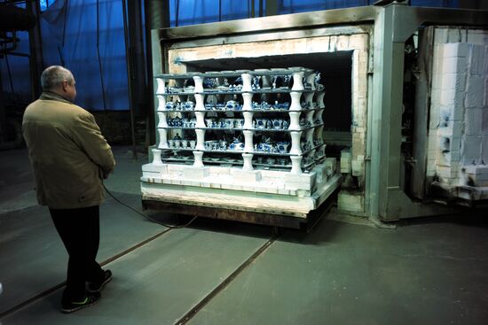 Ceramics production at Gzhel factory