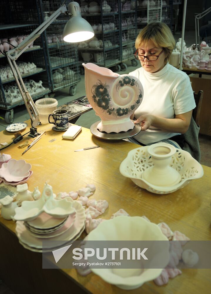 Ceramics production at Gzhel factory
